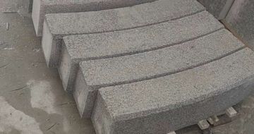 西藏芝麻白弧形路牙石