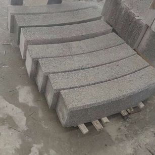 西藏芝麻白弧形路牙石