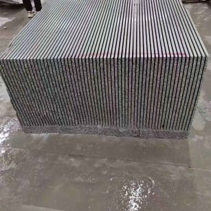 西藏芝麻白毛板荒料切割