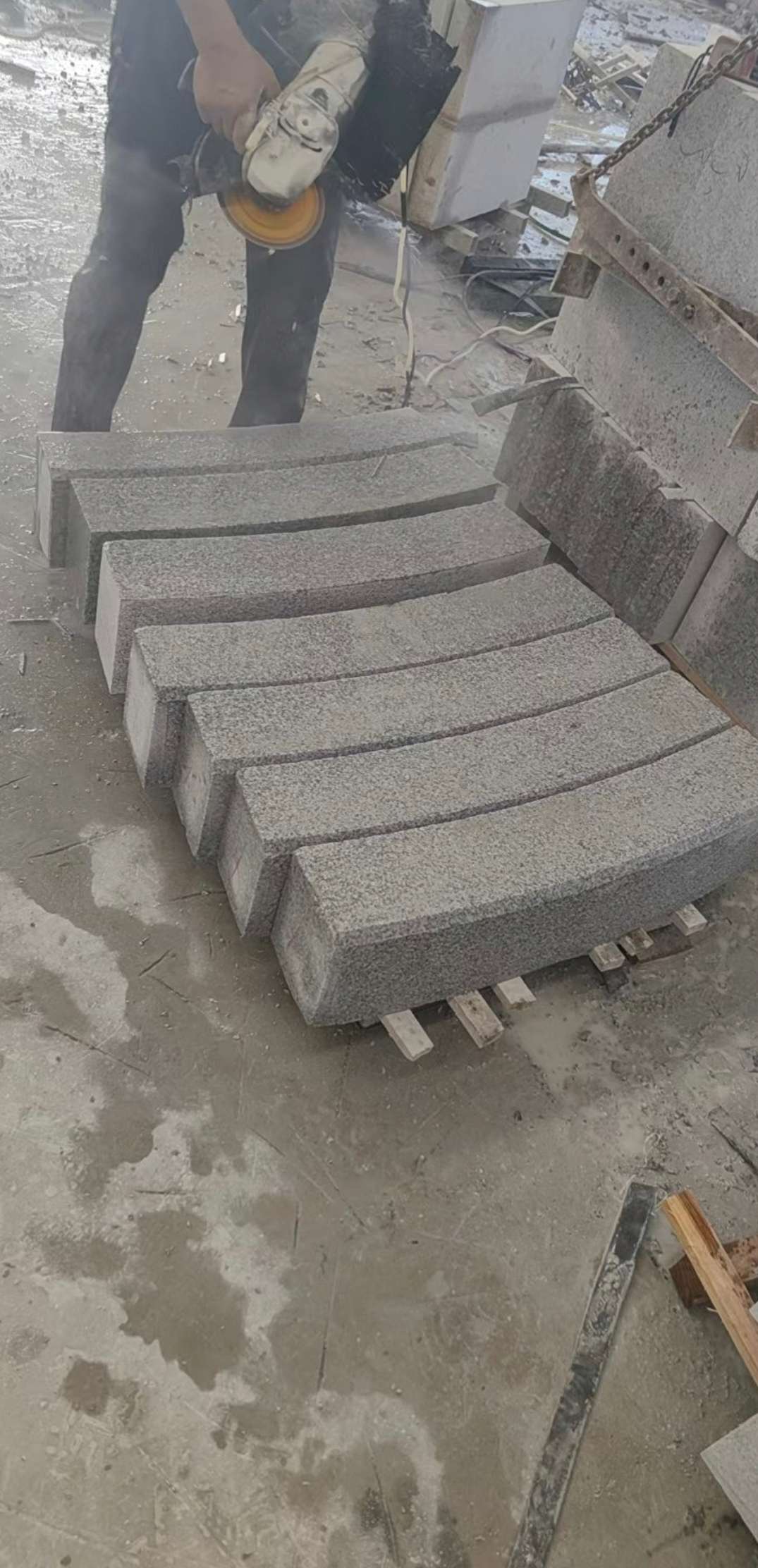 西藏芝麻白弧形路牙石